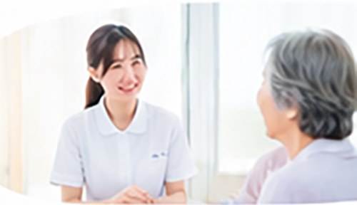 施術者がご利用者さまのお話を伺う様子